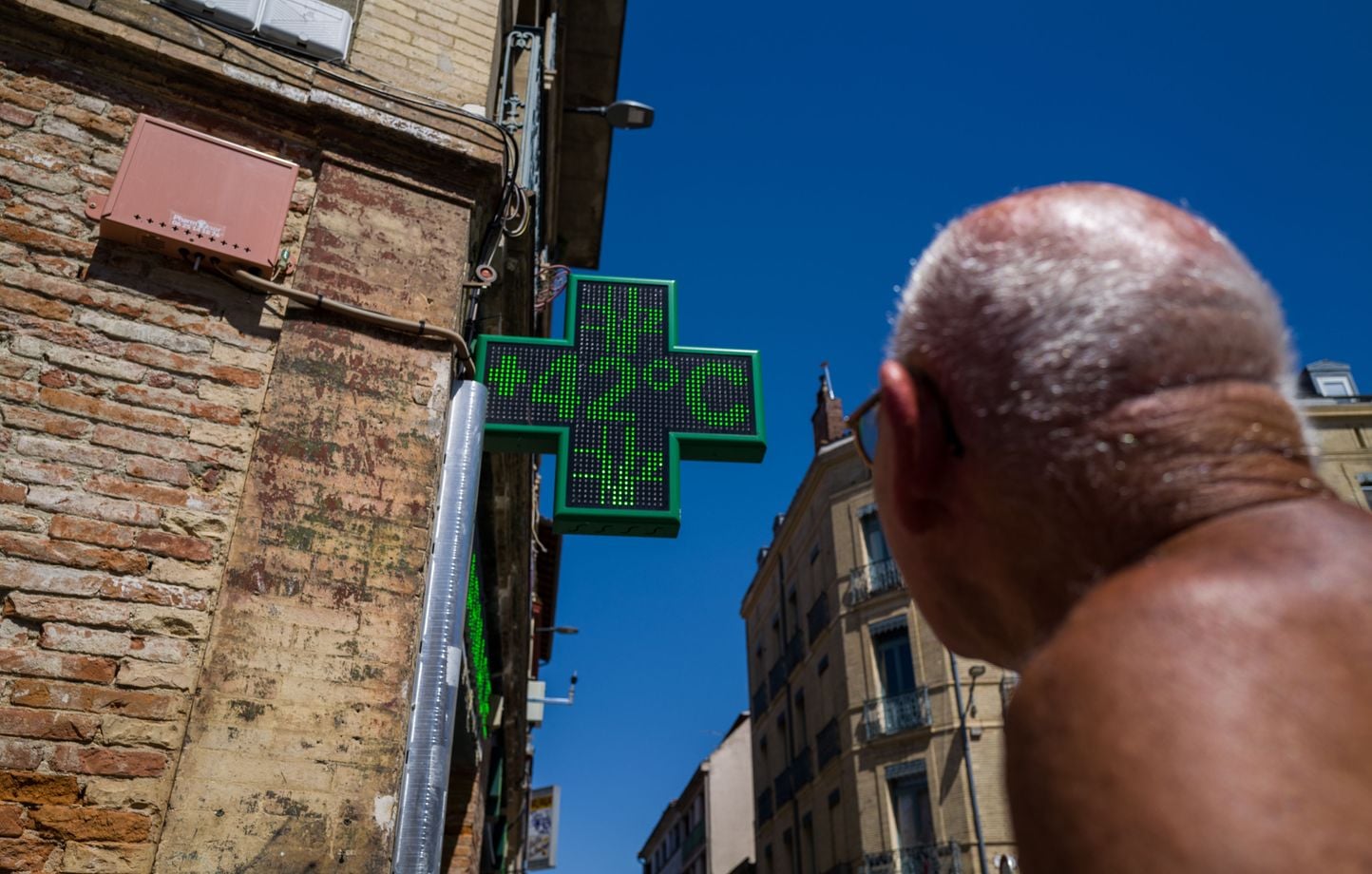 Canicule : une chaleur inédite touche 13 départements, les températures devraient baisser dimanche
