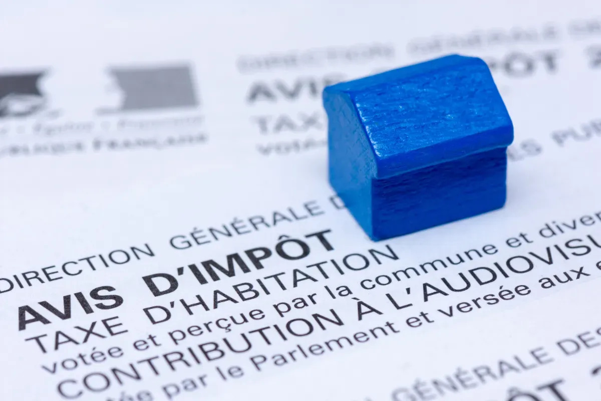 De nombreux retraités ignorent que la taxe foncière peut devenir nulle après un certain âge sous certaines conditions de revenus.