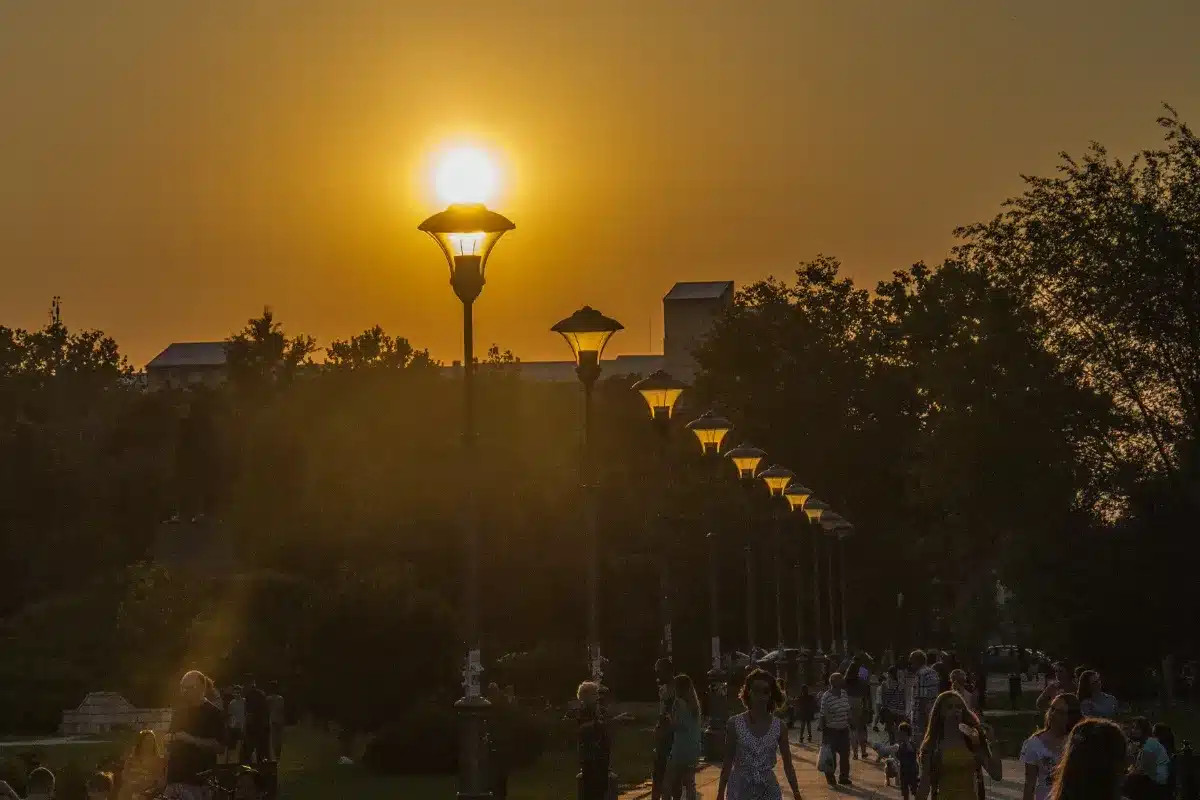 Des quantités de sable du Sahara prévues en France ce week-end : explications sur le changement de couleur du ciel en orange dans plusieurs régions.