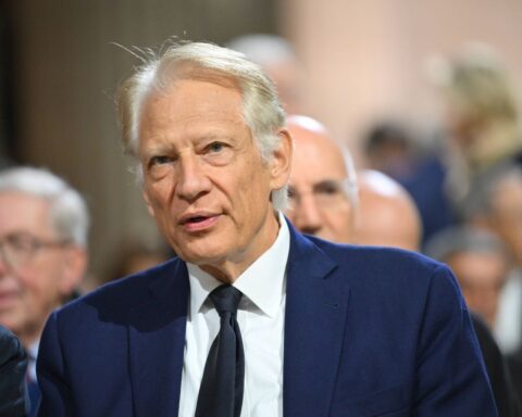 Dominique de Villepin admet une erreur sur les statuettes et critique l'entourage de Sarkozy