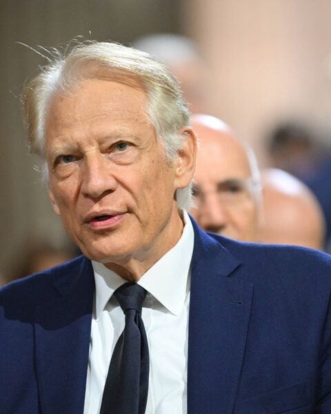 Dominique de Villepin admet une erreur sur les statuettes et critique l'entourage de Sarkozy