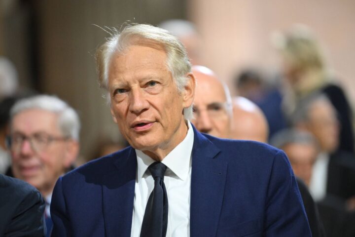 Dominique de Villepin admet une erreur sur les statuettes et critique l'entourage de Sarkozy