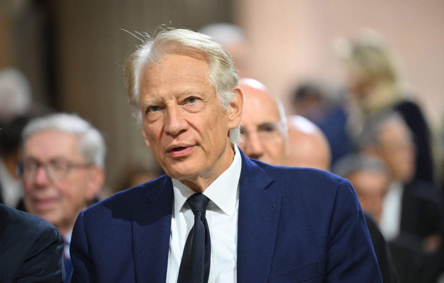 Dominique de Villepin admet une erreur sur les statuettes et critique l'entourage de Sarkozy