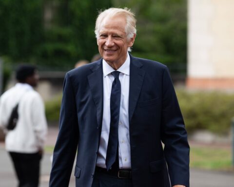 Dominique de Villepin critique Gabriel Attal dans la course à la présidentielle 2027