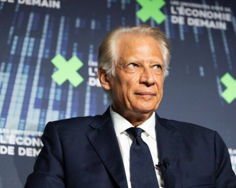 Dominique de Villepin restitue des bustes de Napoléon au ministère des Affaires étrangères