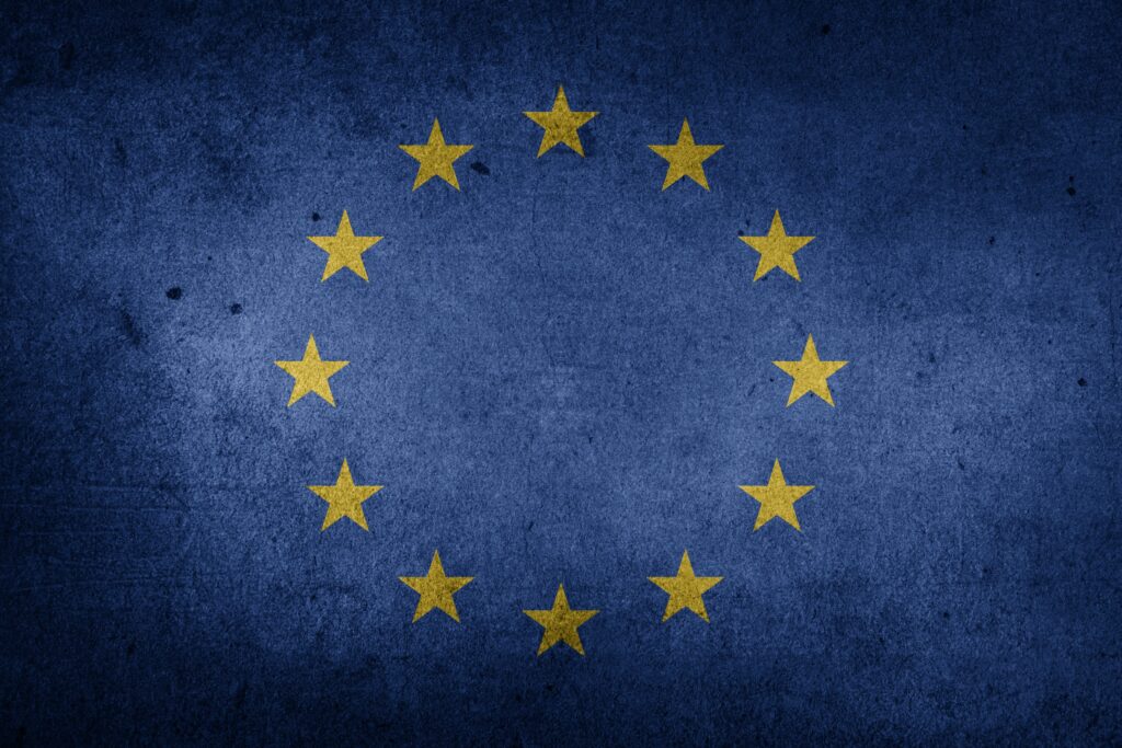 Donald Trump intensifie la guerre commerciale en augmentant considérablement les droits de douane sur les voitures européennes.