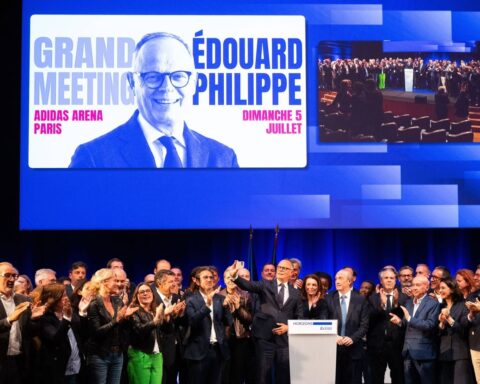 Édouard Philippe maintient sa candidature à la présidentielle en dépit des enquêtes judiciaires