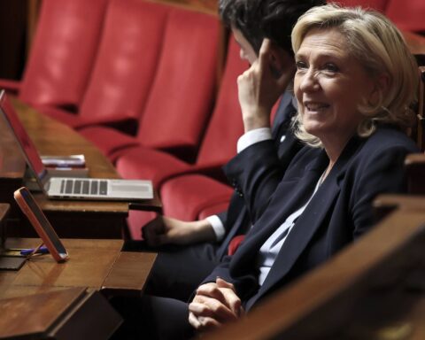Élections présidentielles 2027 : Marine Le Pen confirme sa candidature malgré un éventuel sursis judiciaire