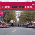 Emmanuel Macron court avec Eliud Kipchoge à Nairobi lors du sommet Afrique-France