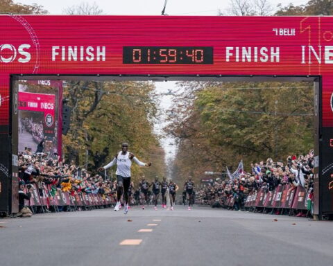 Emmanuel Macron court avec Eliud Kipchoge à Nairobi lors du sommet Afrique-France