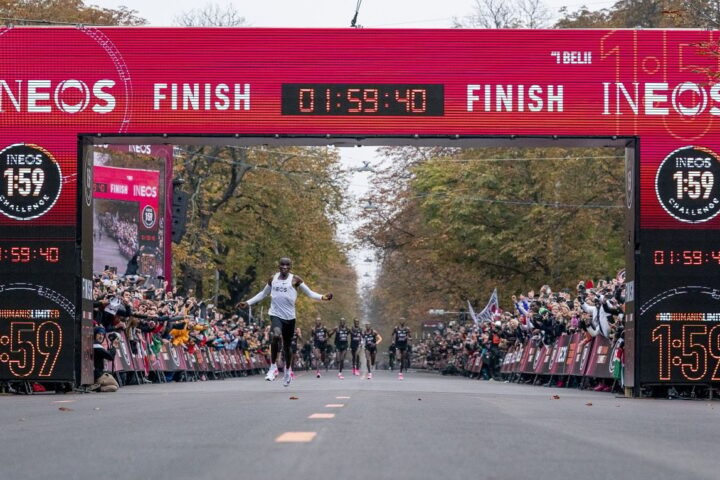 Emmanuel Macron court avec Eliud Kipchoge à Nairobi lors du sommet Afrique-France