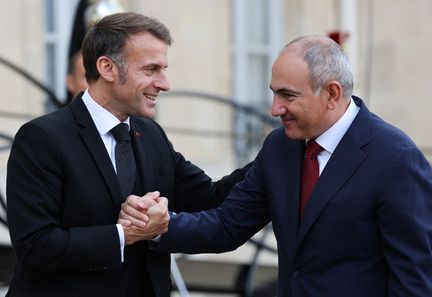 Emmanuel Macron en Arménie : enjeux de sécurité, diplomatie et paix avec l'Azerbaïdjan