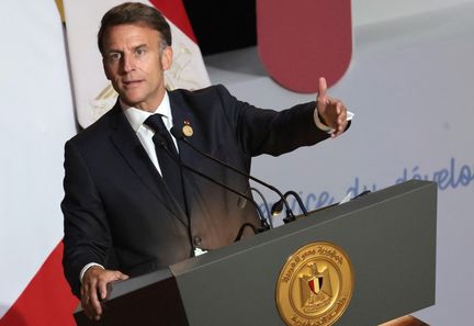 Emmanuel Macron inaugure le campus de l'Université de la Francophonie en Égypte lors de sa tournée en Afrique
