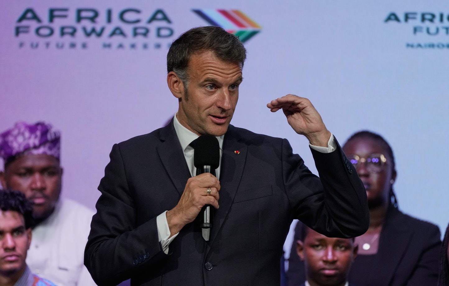 Emmanuel Macron interpelle le public au sommet Africa Forward au Kenya pour exiger le silence
