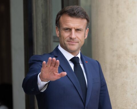 Emmanuel Macron s'envole pour le Kenya pour un sommet franco-africain axé sur les investissements