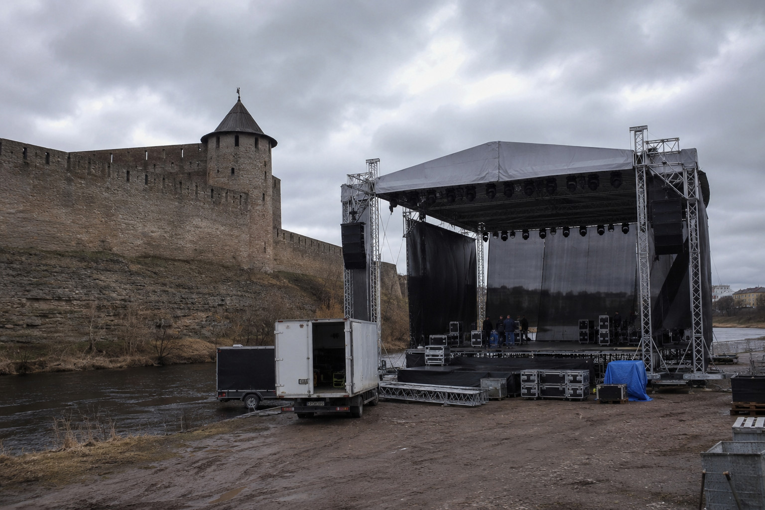 La Russie installe une scène à Ivangorod pour un concert de propagande le 9 mai visant Narva