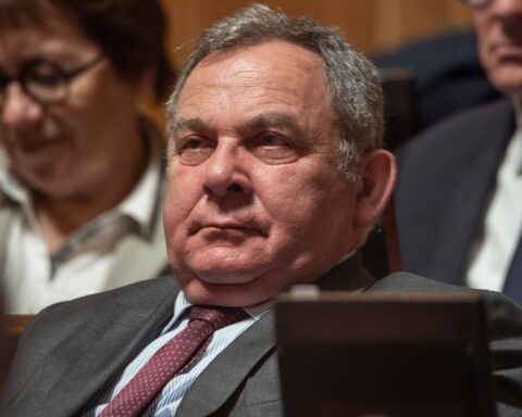 Francis Szpiner, sénateur de Paris, perd son immunité parlementaire dans une affaire de corruption