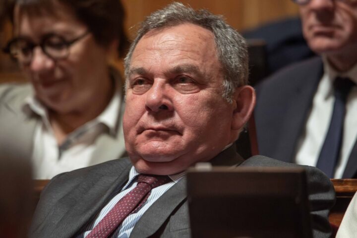 Francis Szpiner, sénateur de Paris, perd son immunité parlementaire dans une affaire de corruption