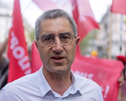 François Ruffin confirme sa candidature à la présidentielle de 2027 malgré l'absence de primaire