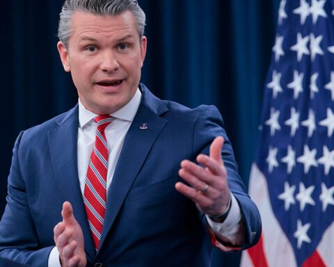 Hegseth affirme que le cessez-le-feu est maintenu malgré les attaques iraniennes dans le détroit d'Hormuz