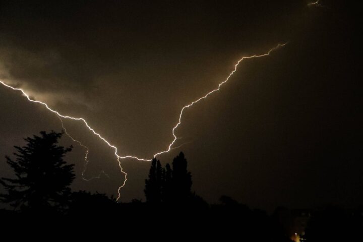 Huit départements du sud-ouest de la France en vigilance orange pour orages ce dimanche
