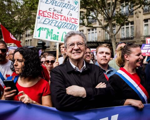 Jean-Luc Mélenchon officialise sa candidature à la présidentielle de 2027