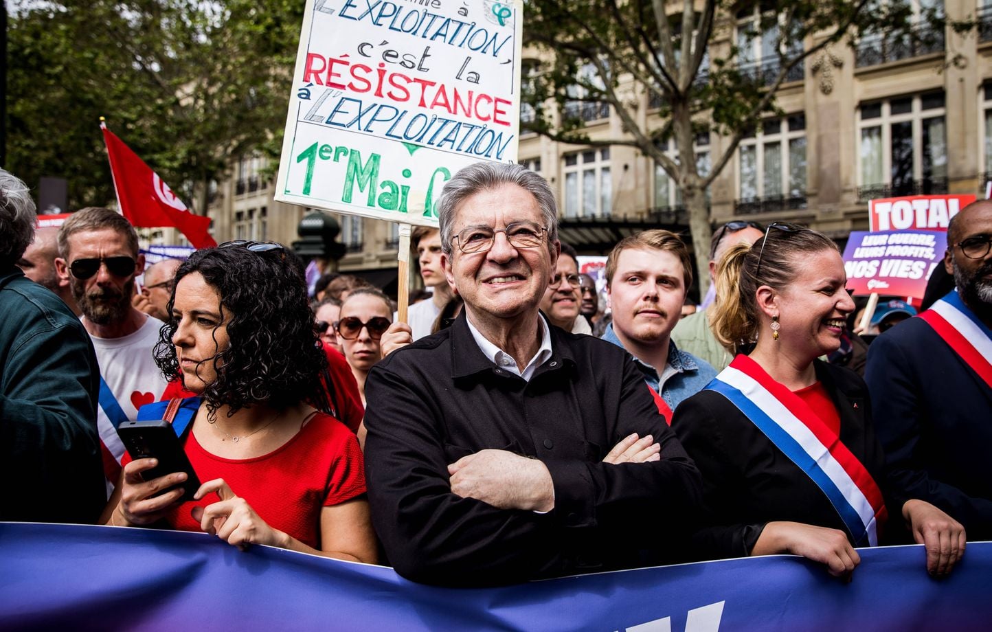 Jean-Luc Mélenchon officialise sa candidature à la présidentielle de 2027