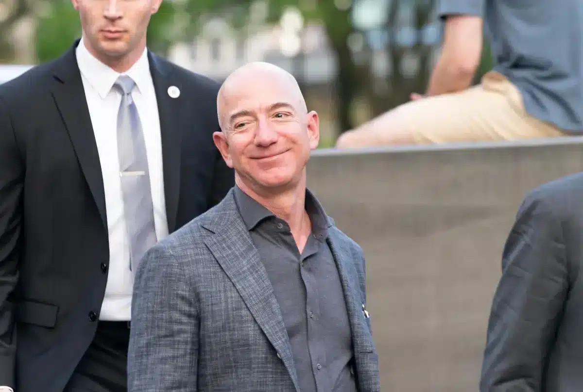 Jeff Bezos plaide pour l'exonération fiscale des Américains les plus pauvres : « Ils ne devraient rien payer », une déclaration qui suscite la controverse.