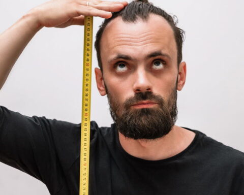 La diminution de taille en vieillissant : causes et conseils pour la prévenir