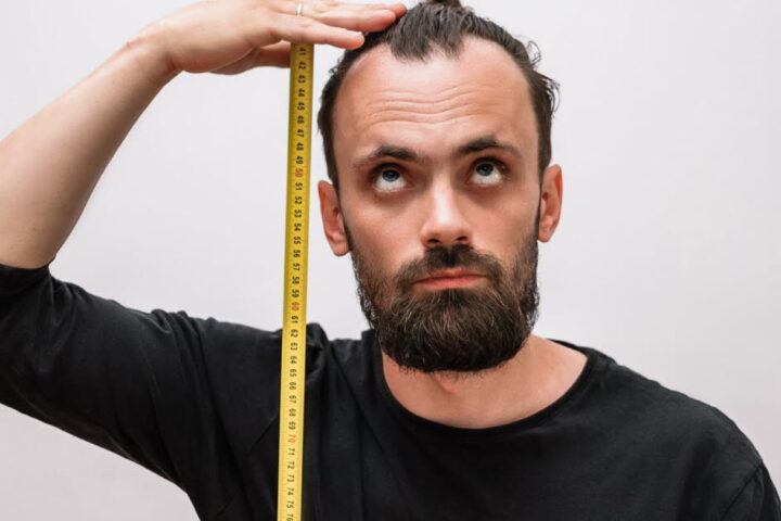 La diminution de taille en vieillissant : causes et conseils pour la prévenir