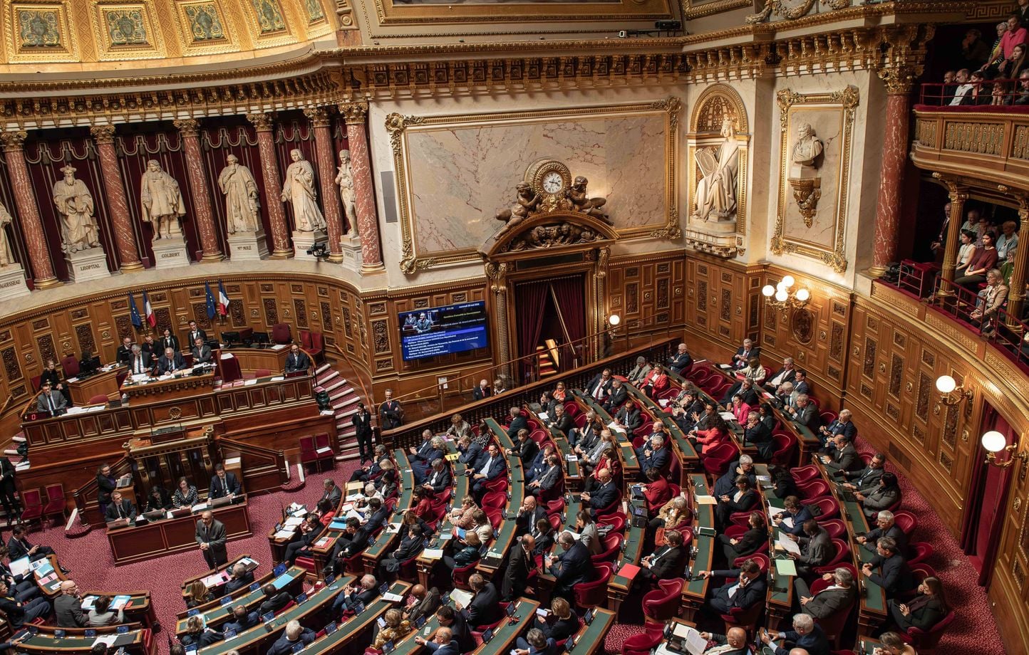 La durée des vacances des sénateurs répond à des informations erronées