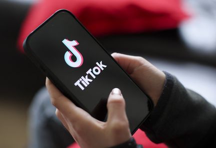La France recrute 50 réservistes et crée un compte TikTok contre la guerre informationnelle