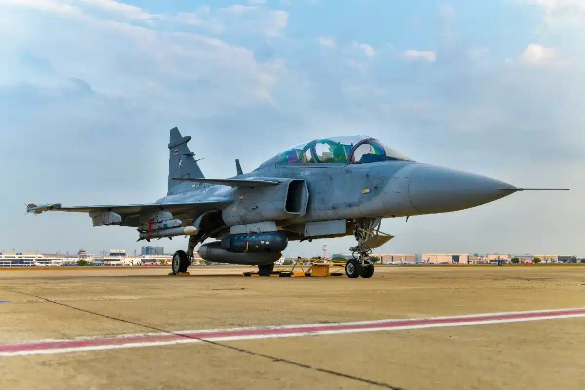 La Suède déploie ses Gripen en Ukraine équipés du missile Meteor, capable d'abattre une cible à 150 km sans être repéré.