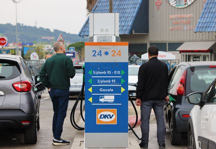 Le gouvernement français envisage d'élargir la prime Macron pour soutenir les salariés face à la hausse des carburants