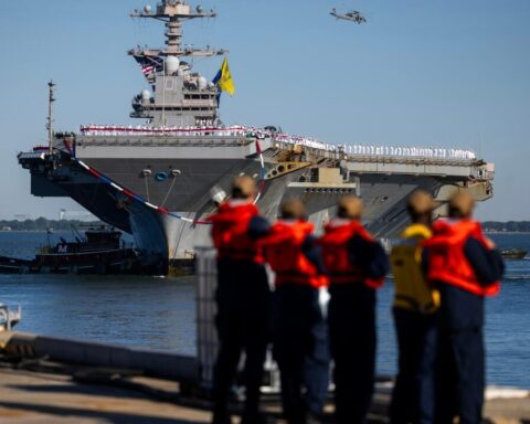 Le porte-avions américain Gerald Ford regagne les États-Unis après 326 jours en mer