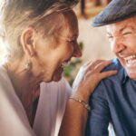 Le rire, un bienfait avec des risques potentiels pour les personnes fragiles