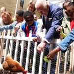 Le roi Charles rencontre des étudiants lors d'une après-midi dans une ferme urbaine à Harlem