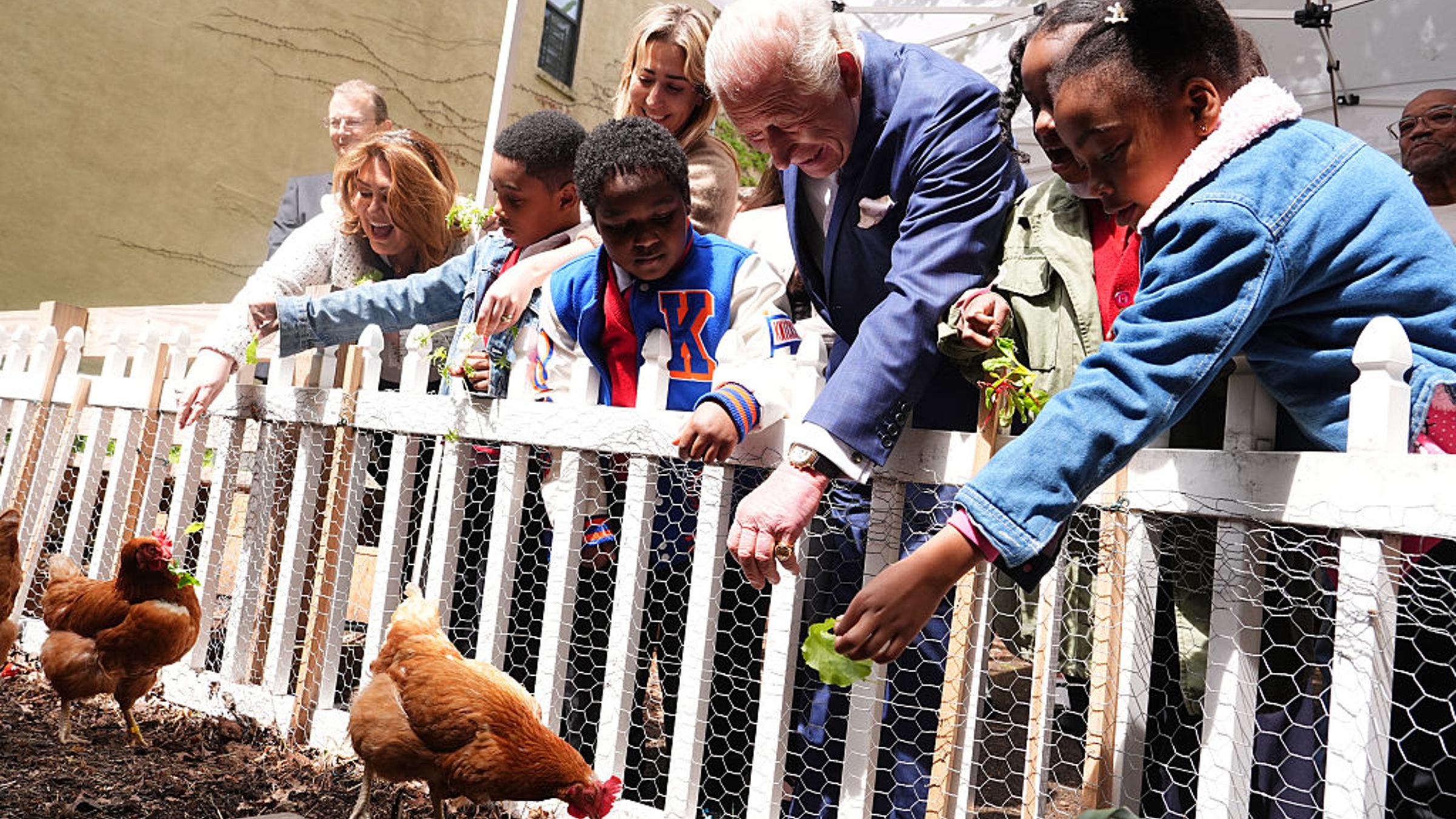 Le roi Charles rencontre des étudiants lors d'une après-midi dans une ferme urbaine à Harlem