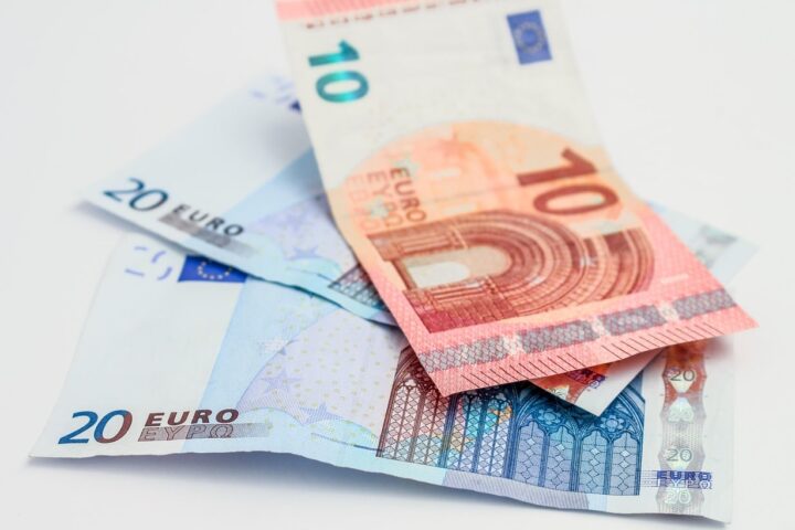 Le Smic devrait connaître une augmentation de 2% prochainement.