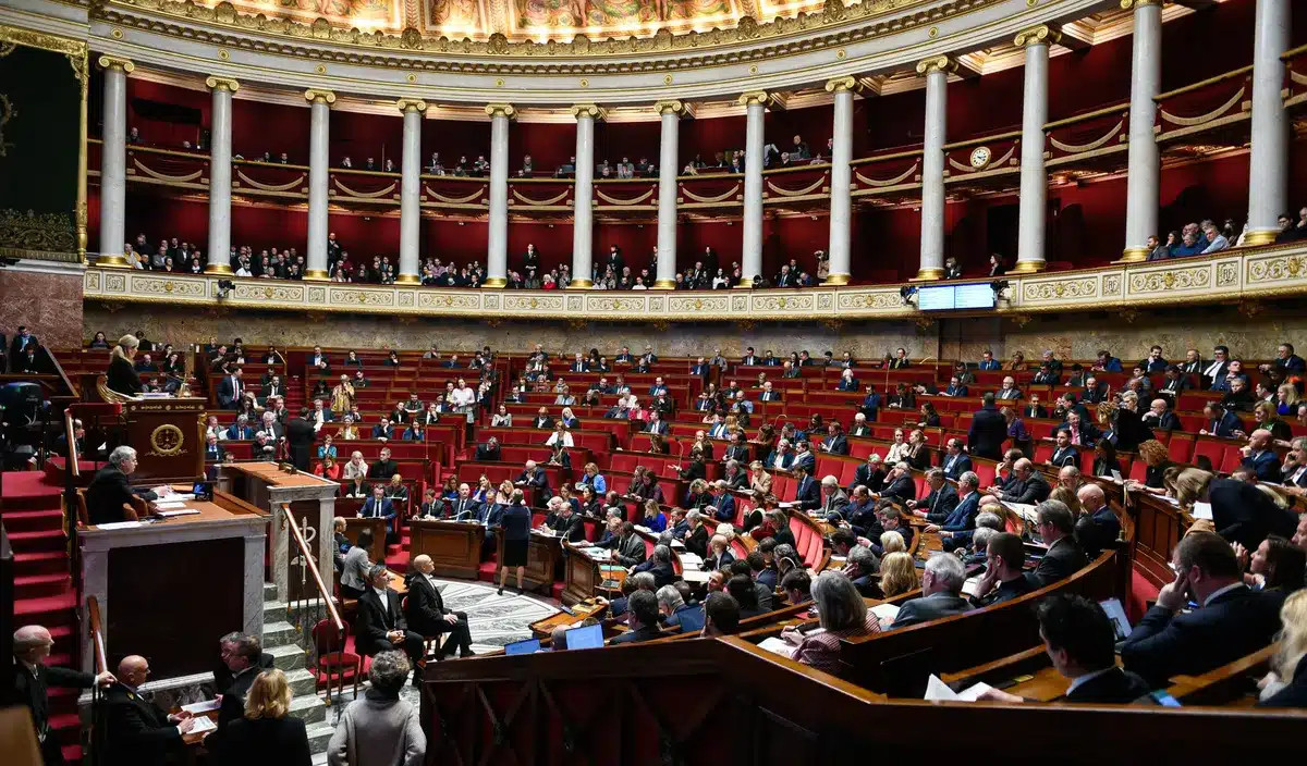 Les députés initialement opposés au texte l'adoptent finalement, entraînant une réduction de la durée d'indemnisation chômage après rupture conventionnelle.