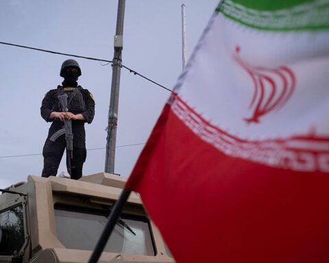 Les États-Unis espèrent un accord pour mettre fin à la guerre alors que l'Iran maintient la tension mondiale