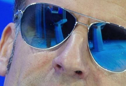 Les lunettes d'Emmanuel Macron, emblème du savoir-faire français, soulèvent des questions sur leur origine réelle