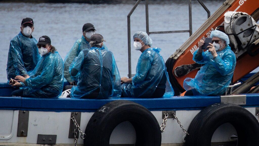 Les premiers passagers évacués du paquebot touché par le hantavirus arrivent dans leurs pays d'origine