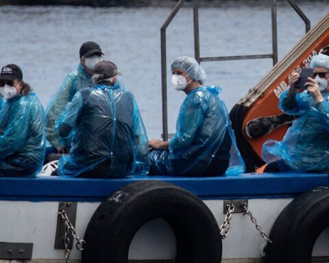 Les premiers passagers évacués du paquebot touché par le hantavirus arrivent dans leurs pays d'origine