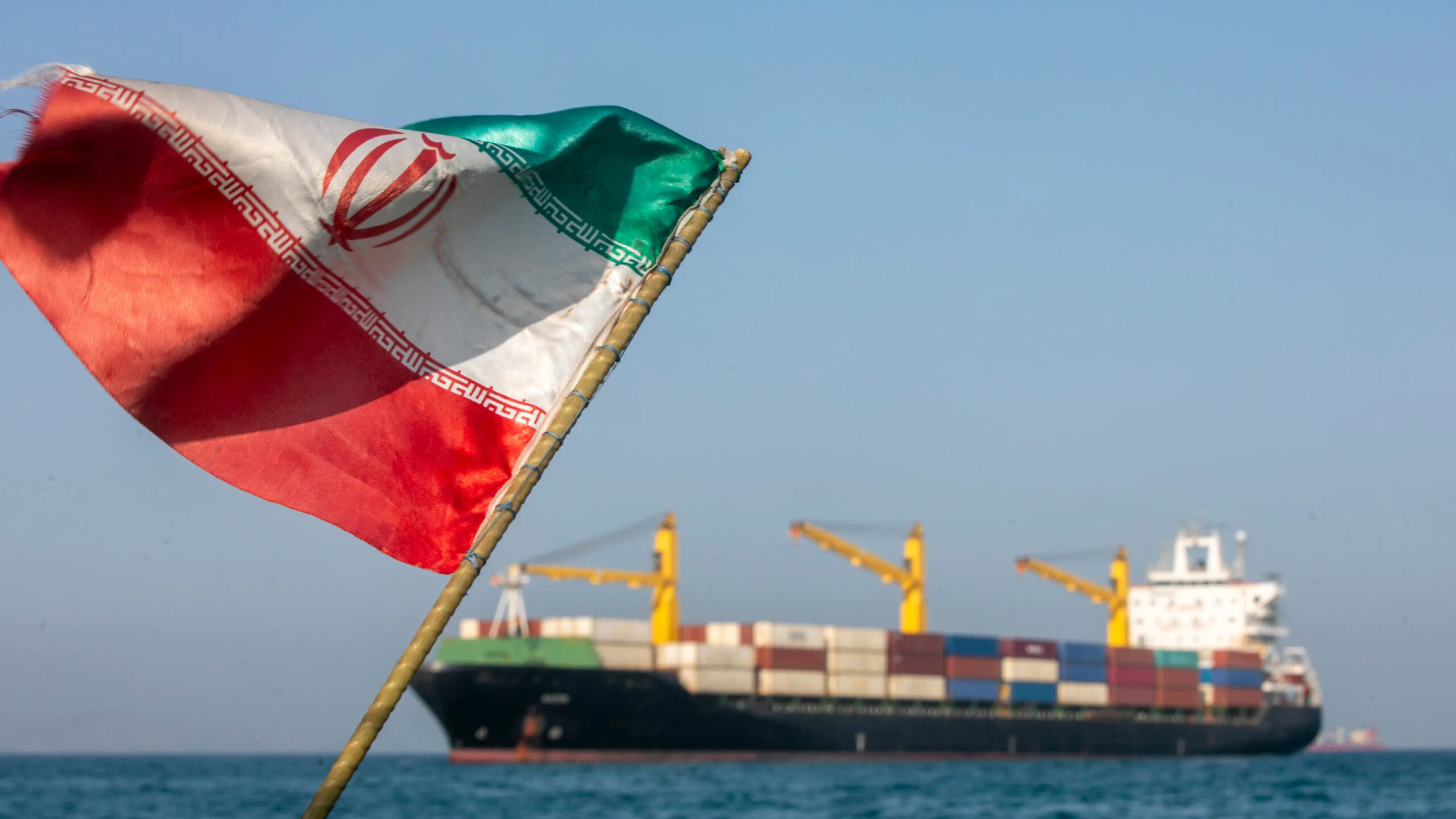 Les prix mondiaux du pétrole augmentent après les frappes américaines en Iran, remettant en question l'accord de paix promis par Trump
