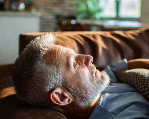 Les siestes prolongées chez les seniors : un risque accru de mortalité selon une étude américaine