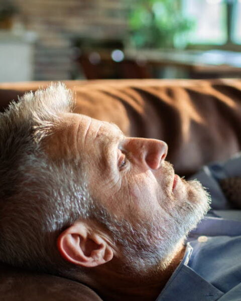 Les siestes prolongées chez les seniors : un risque accru de mortalité selon une étude américaine