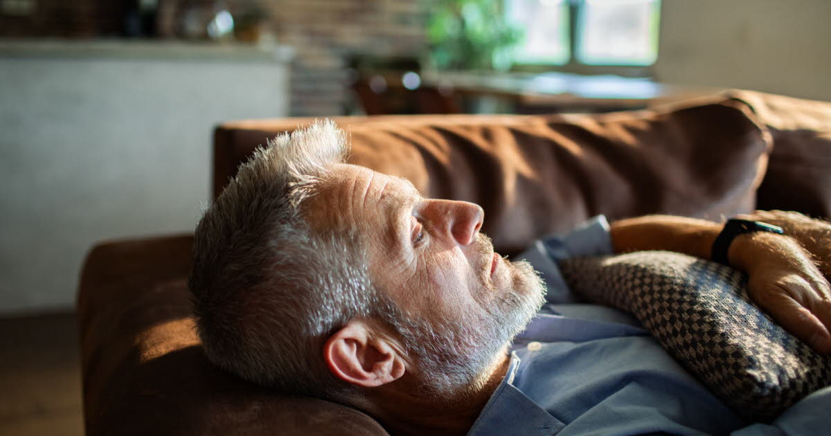Les siestes prolongées chez les seniors : un risque accru de mortalité selon une étude américaine