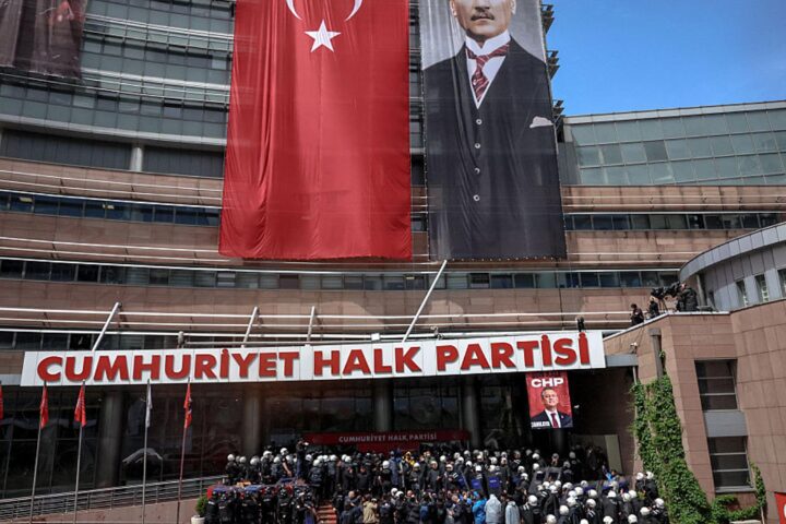 L'escalade de la crise démocratique en Turquie et ses conséquences pour l'opposition