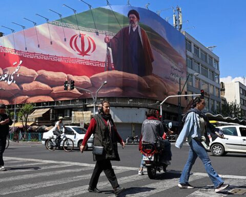 L'Iran promet de préserver ses capacités nucléaires et de missiles alors que les prix du pétrole atteignent un sommet de quatre ans